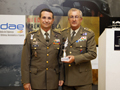 El actual GEJUME, teniente general Muro Benayas (izquierda) y el anterior jefe de la UME, teniente general Roldán, con el premio otorgado a la UME