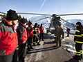 los equipos especializados en alta montaña y los equipos de rescate han conseguido coronar los picos más altos de la zona  en colaboración con dos helicópteros del Batallón de Helicópteros de Emergencia