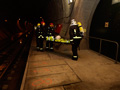 Militares de la UME realizando una evacuación en los túneles de las instalaciones de ADIF