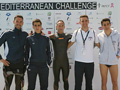 Los componentes del equipo 'Mediterranean Challenge', junto con uno de los 130 participantes que ayer les acompañaron en el entrenamiento.