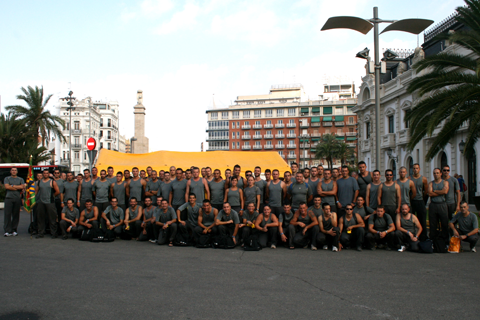 La UME participa en la XVIII traves&iacute;a a nado del puerto de Valencia