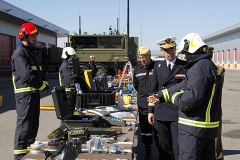 El Almirante General Garc&iacute;a S&aacute;nchez ha inspeccionado diverso material especializado en situaciones de emergencias.