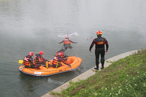 Componentes del BIEM IV  realizando un rescate acuatico junto con miembros de la Policia Nacional