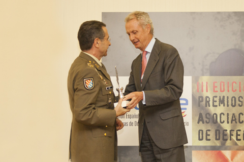 El Ministro de Defensa entrega el premio al teniente general Muro Benayas, jefe de la UME