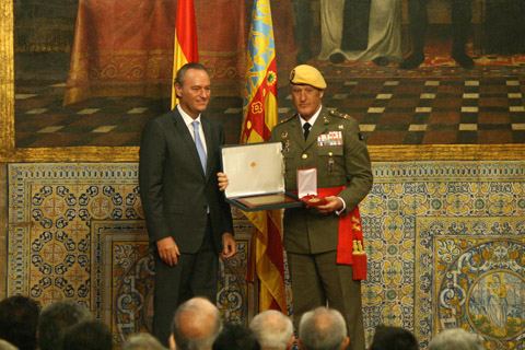 El general Asarta, recibe la alta distinci&oacute;n de manos del presidente de la Generalitat Valenciana