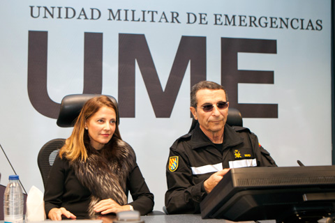 La subsecretaria de Defensa con el jefe de la UME, general Muro, en el Centro de Operaciones