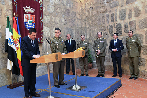 El consejero Nevado-Batalla y el general Muro en la sede del Gobierno de Extremadura