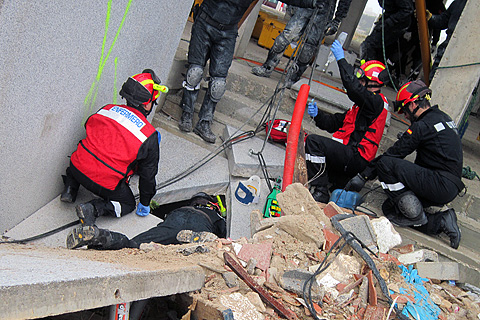 Militares de la UME en tareas de rescate en estructuras colapsadas