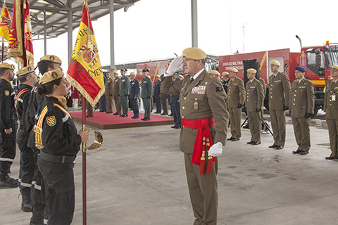 El general de divisi&oacute;n Alberto Asarta se despide de la Insignia Nacional en la Unidad Militar de Emergencias.