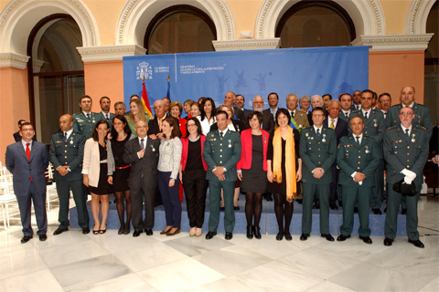 Foto de los condecorados con el ministro Arias Ca&ntilde;ete