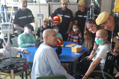 Miembros de la UME durante su visita al Hospital La Paz de Madrid.