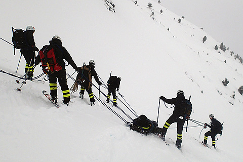 Efectivos del BIEM IV realizando rescate de personas heridas en terreno abrupto nevado.
