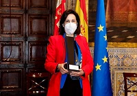 La ministra Margarita Robles con el Premios de Convivencia concedido por la Fundación Profesor Broseta, en el Palau de la Generalitat Valenciana