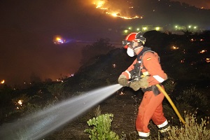Los trabajos terrestres durante la noche del 6 al 7 fueron clave para hacer para reducir la virulencia de las llamas, avivadas por el fuerte viento reinante en la zona