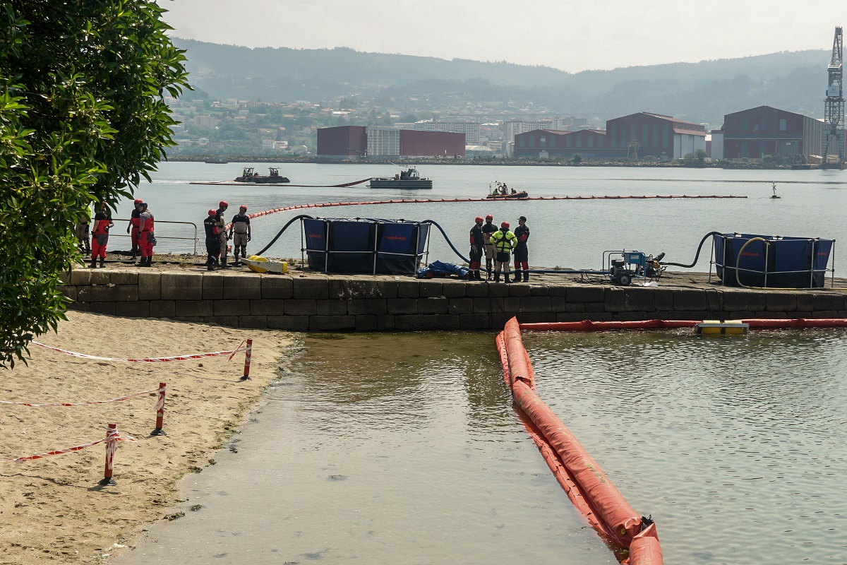 Prácticas de dedscontaminación medioambiental en la ría de Ferrol, con apoyo de personal y medios de la Armada