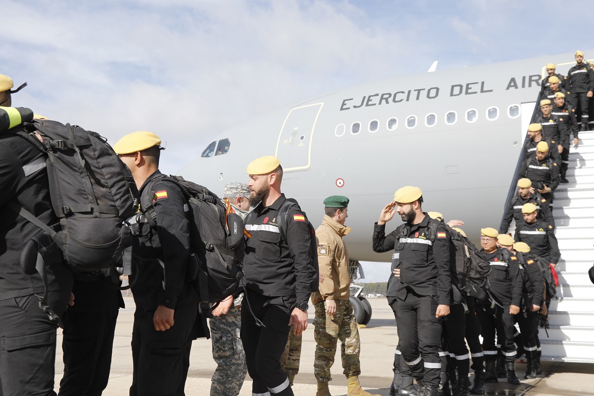 Los militares de la UME, que regresaron en un avi&oacute;n del Ej&eacute;rcito del Aire y del Espacio, fueron recibidos a pie de pista por diversas autoridades civiles y militares