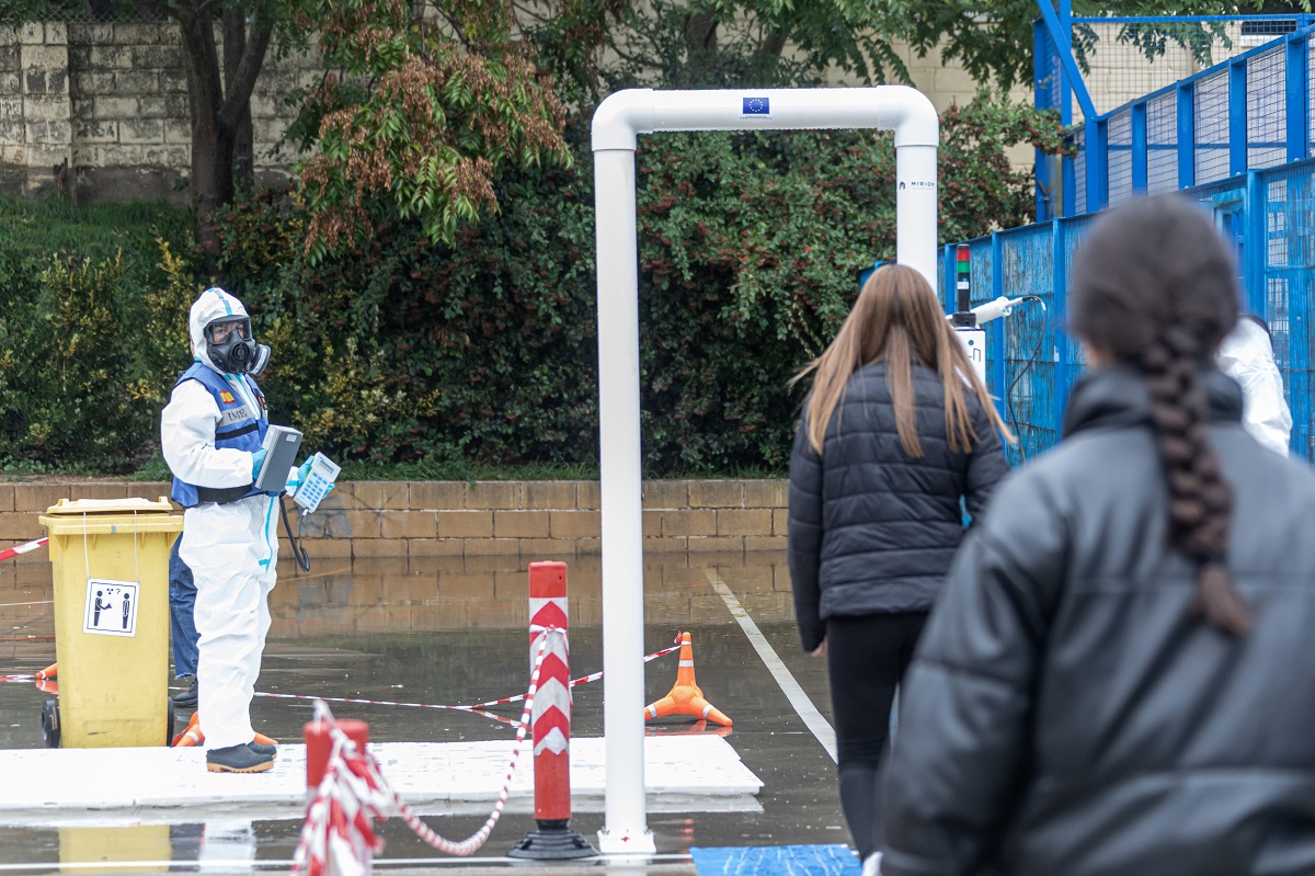 La Estaci&oacute;n de Clasificaci&oacute;n Descontaminada (ECD) puede ser tanto fija como port&aacute;til. Esta &uacute;ltima es instalada por la UME y est&aacute; dise&ntilde;ada para clasificar y descontaminar a la poblaci&oacute;n