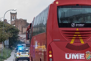 El simulacro incluyó la evacuación de alumnos del Instituto Cifuentes, mediante autobuses de la Unidad Militar de Emergencias, escoltados por la Guardia Civil y su traslado a la Estación de Clasificación Descontaminada (ECD).