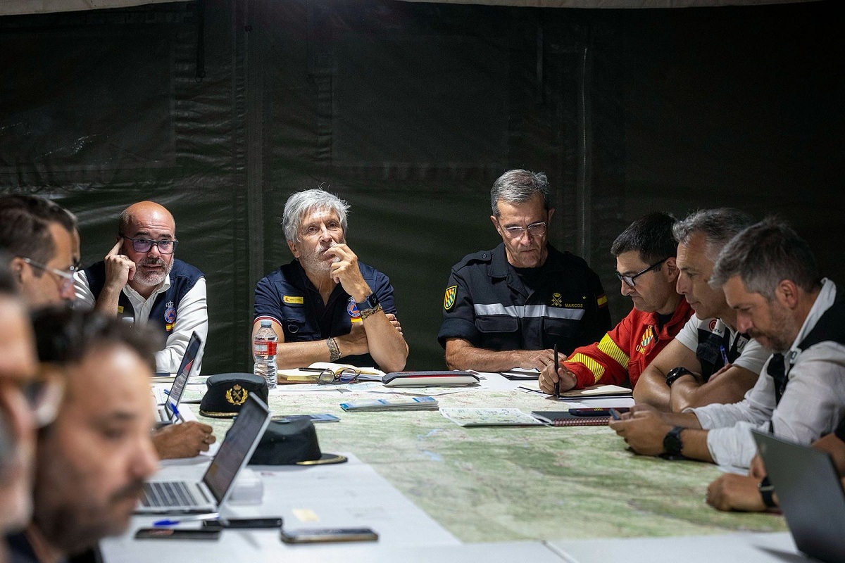 El Teniente General de la UME junto con el Ministro del Interior durante la direcci&oacute;n de la emergencia.