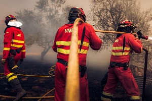 Tres miembros de la UME durante los trabajos de extinción del incendio.