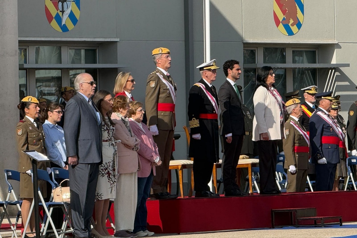 El acto central, llevado a cabo en las instalaciones de la UME ubicadas en la Base A&eacute;rea de Torrej&oacute;n de Ardoz (Madrid) ha sido presidido por el jefe de Estado Mayor de la Defensa, el almirante general Teodoro Esteban L&oacute;pez Calder&oacute;n.