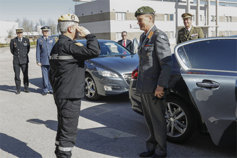A su llegada al Cuartel General, el Director, Esa Pulkkinen, fue recibido por el teniente general Jefe de la Unidad, Miguel Alca&ntilde;iz