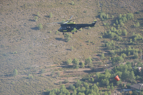 Militares de la UME y helicópteros del BHELEME participaron en tareas de extinción en los incendios forestales de las Comunidades Autónomas de Murcia y Valencia.