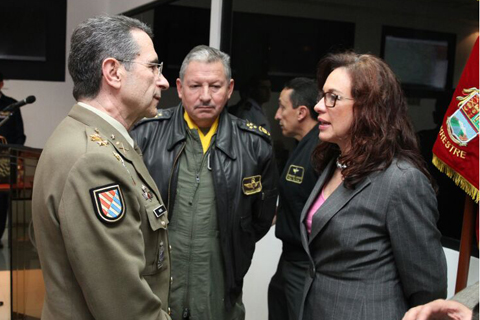 La ministra de Defensa de Ecuador Mar&iacute;a Fernanda Espinosa con el jefe de la UME, teniente general C&eacute;sar Muro, intercambian impresiones sobre el plan FORUME