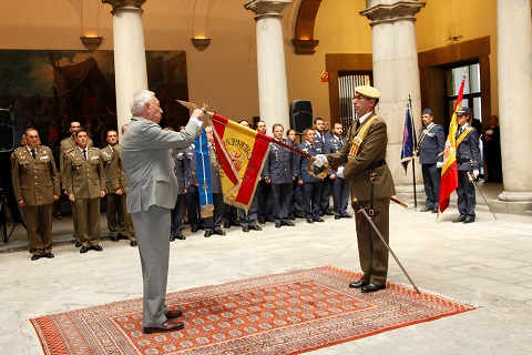 El ministro Jos&eacute; Manuel Garc&iacute;a-Margallo impone la Corbata de la Orden del M&eacute;rito Civil a la bandera de la Unidad Militar de Emergencias