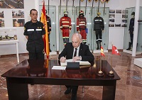Firma del libro de honor por parte del ministro suizo en presencia del general Molina