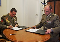 Firma de la entrega del Plan de Autoprotección del Alcázar de Segovia por parte del  Alcaide del Alcáza, coronel José María Martínez Ferrer y el autor del Plan, el subteniente del servicio de PRL de la UME José Luis Magán