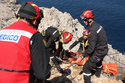 Pr&aacute;cticas de rescate vertical realizadas por el BIEM III en Cabo Pinar.
