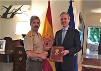 El teniente general Miguel Alcañiz con el Embajador de España en Honduras, Guillermo Kirkpatrick de la Vega