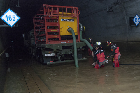 Equipo Medio de Bombeo de Aguas y Lodos de la UME en el tunel del AVE en Gerona