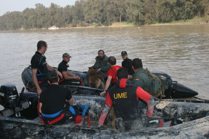 Embarcaciones con buceadores de la UME y personal de la Guardia Civil.
