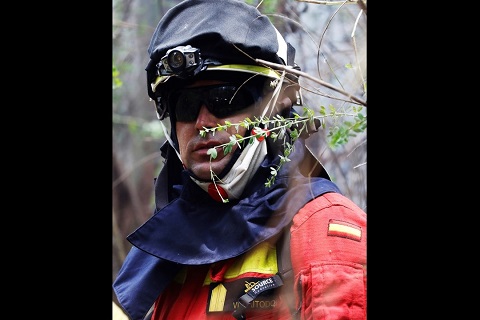 El brigada Alberto Villaitodo durante la intervenci&oacute;n en uno de los incedndios forestales de Chile
