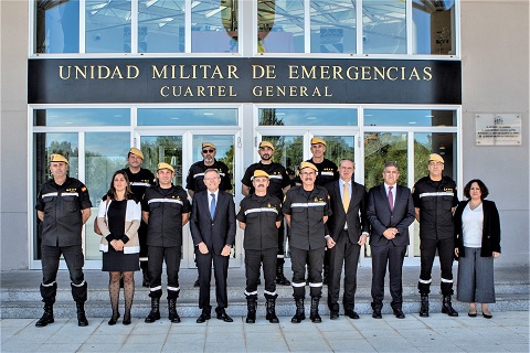 Foto de familia ante la entrada al Cuartel General de la UME