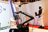 Personal especializado del RAIEM realizando pruebas con el robot.