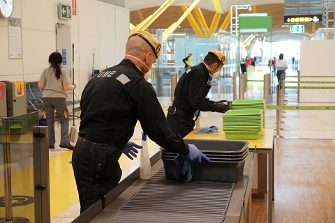 Militares de la UME desinfectan las banadejas porta-objetos en los controles del aeropuerto Adolfo Suarez - Madrid-Barajas