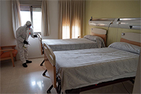 Equipo de desinfección dentro de las instalaciones en una residencia de mayores