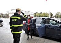 El general Meijide recibe a la ministra en la puerta del Cuartel General de la UME