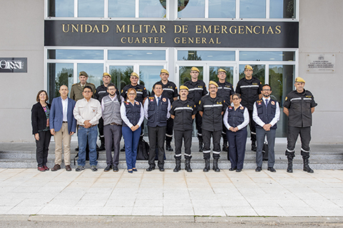 Foto de familia en el Cuartel General de la Unidad Militar de Emergencias