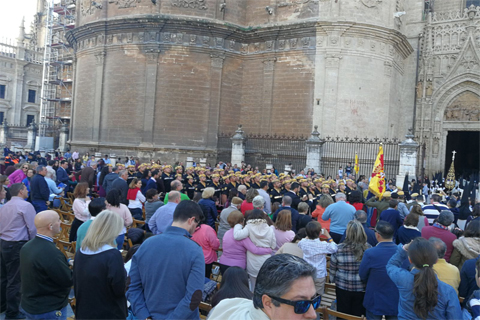 Miles de personas arroparon a la UME frente a la Catedral de Sevilla
