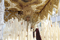 Detalle de la bambalina trasera del palio de la Virgen del Rosario de la Hermandad de San Pablo de Sevilla con escudo de la UME y letanía 