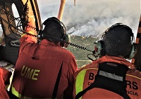 Vuelo de reconocimiento del incendio a bordo de un Cougar del BHELEME