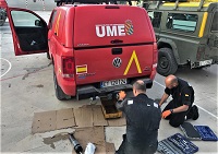 Trabajos de reparación de un vehiculo por el escalón de mantenimiento