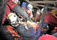 En una mina de Caboalles de Arriba se desarrollo una prácica de rescate de dos mineros atrapados en una galería de sus galerías, actividad que se pudo realizar gracias al apoyo del personal de la propia instalación