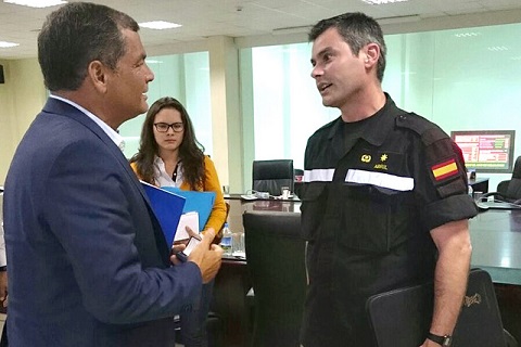 El presidente de Ecuador, Rafael Correa, con el comandante Juan Manuel Abril Dom&iacute;nguez, oficial de enlace de la UME en Quito.
