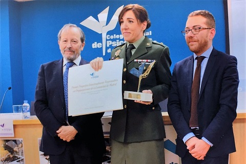 La comandante M&ordf; Pilar Bardera, jefa de la Secci&oacute;n de Psicolog&iacute;a del Estado Mayor de la UME fue la encargada de recibir el premio