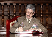 A la finalización del acto, el teniente general Alcañiz firmó en el Libro de Honor de la Universidad de Alcalá